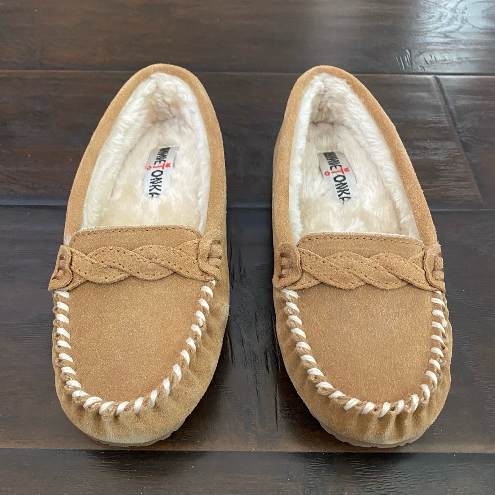 Minnetonka Women's Vivian Cinnamon Color Furry Inside Comfortable Slipper Size 6